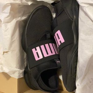 Puma Sneakers Size 6 in Junior